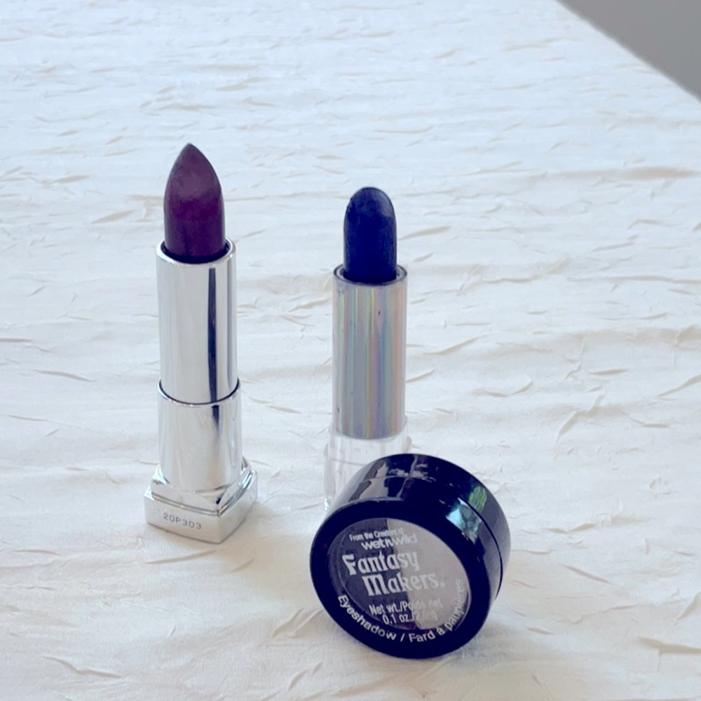 Bundle of two lipsticks and one shadow, get ready for Halloween!